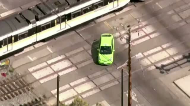 Cum a reusit soferul unui taxi sa puna pe jar cateva echipaje de politie. Doua ore s-au tinut dupa el