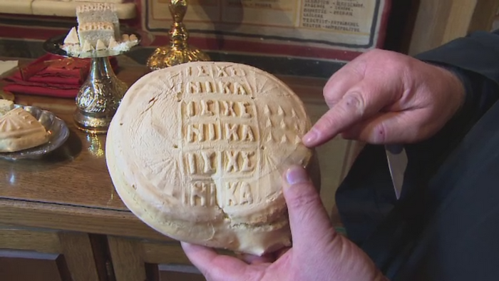 Traditia de la prepararea anafurei pentru Inviere. In Oltenia se foloseste o pecete cu simboluri religioase