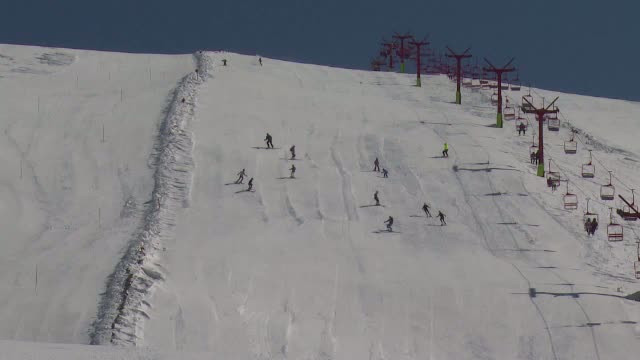 Peisaj al contrastelor la munte. De ce surprize au avut parte turistii care au ales sa petreaca Pastele pe Valea Prahovei