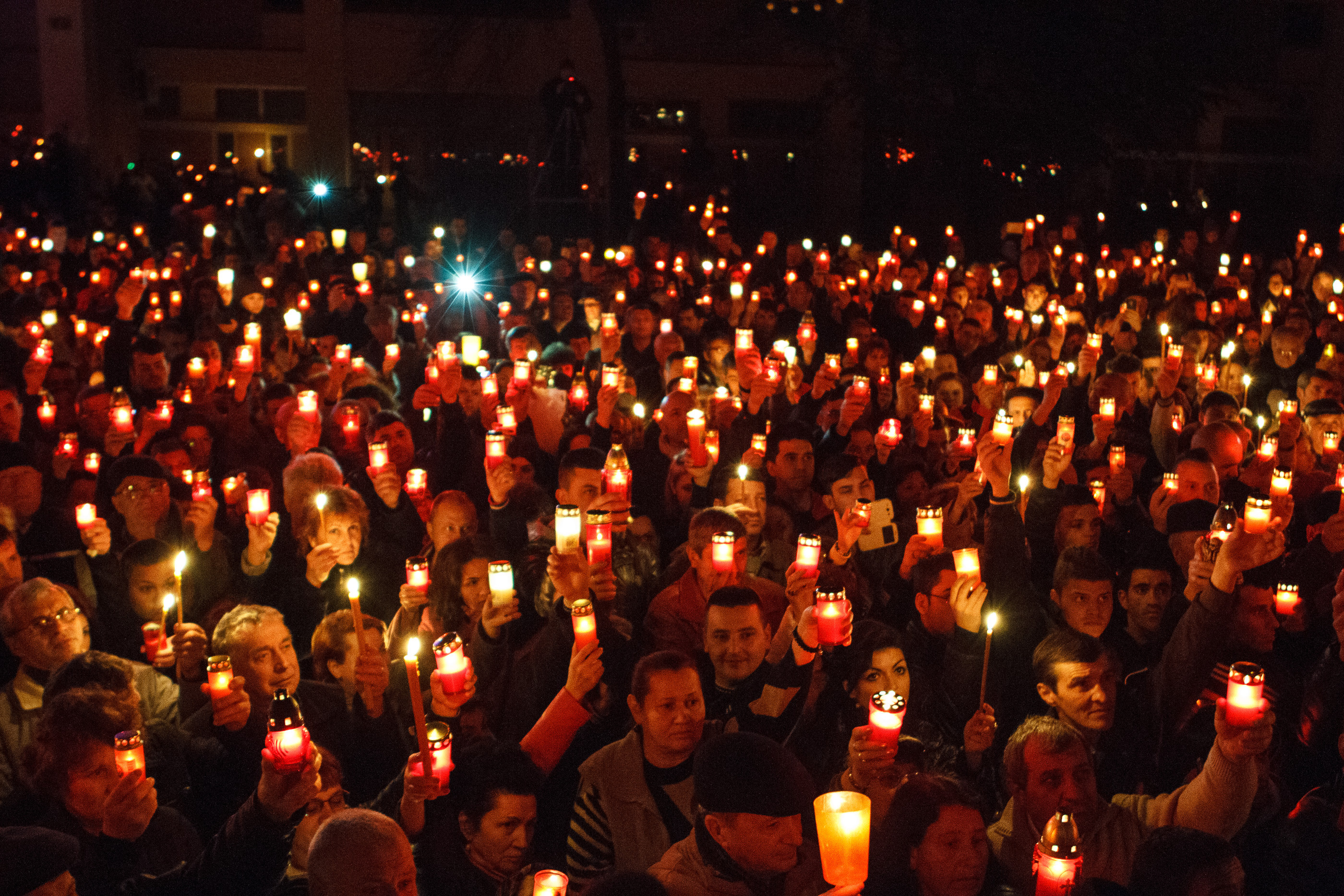 Hristos a inviat! Lumina Sfanta a ajuns in casele romanilor in direct de la Manastirea Curtea de Arges