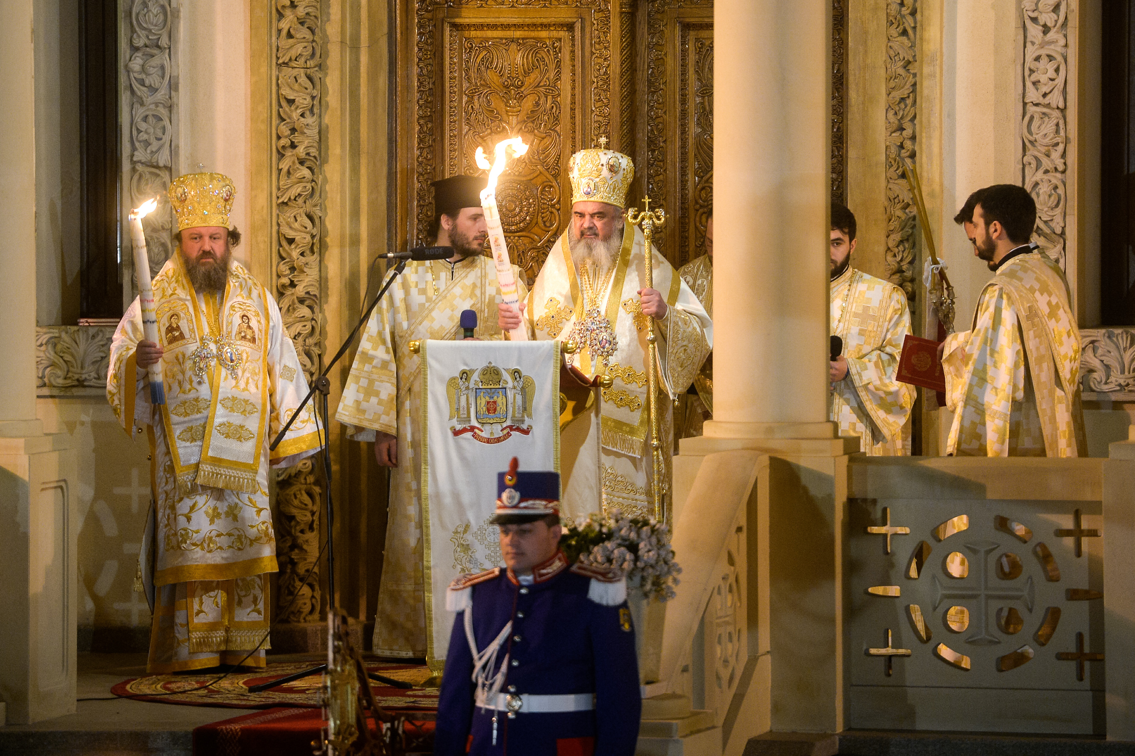 Hristos a Inviat! Cum au trait romanii noaptea de Inviere in marile orase din tara. Credinciosii au dus Lumina Sfanta in case
