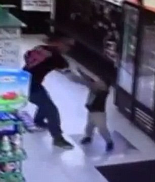 Un tata si-a lovit cu pumnul baiatul de 3 ani intr-un magazin. Imaginile surprinse de camere i-au scandalizat pe americani