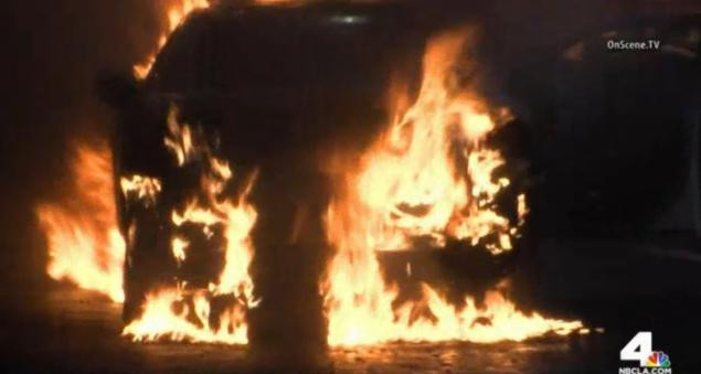 Scapare miraculoasa in SUA. Au reusit sa iasa din masina, dupa ce un grup de barbati au incendiat-o