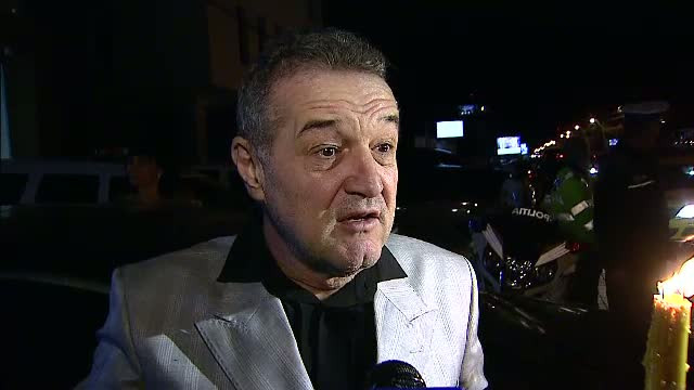 A luat lumina sfanta de la biserica din Pipera, dar nu a mai cantat cu preotii. Cum a petrecut Gigi Becali noaptea de Inviere