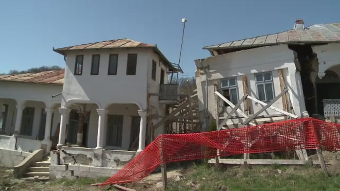 Paste cu lacrimi in ochi la Manastirea Ratesti. Complexul monument istoric, distrus de alunecarile de teren