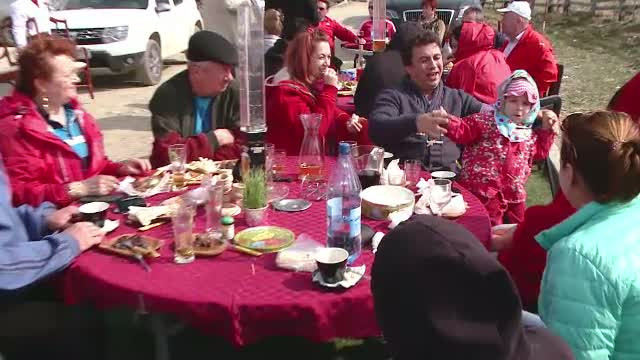 Mese imbelsugate si distractie in familie. Cum au petrecut romanii din toata tara prima zi de Paste