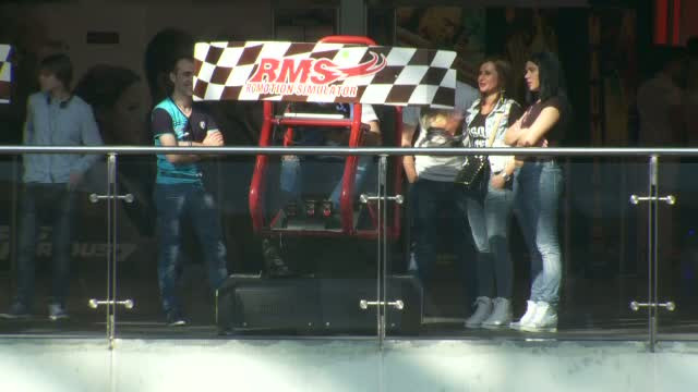 Romanii s-au distrat de Paste in mall. S-au trezit, au mancat si au ajuns la centrele comerciale fix la deschidere