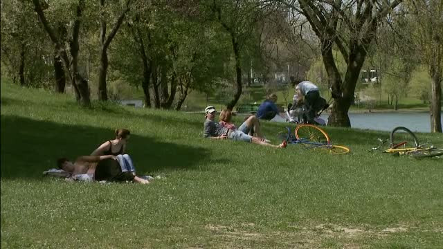 La peste, la plaja sau la plimbare. Bucurestenii s-au relaxat in parcuri in prima zi de Paste