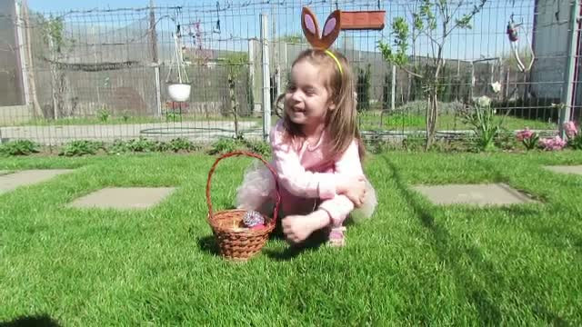 Pastele, dublu prilej de bucurie pentru cei mici. Cum au reactionat la cadourile primite de la "iepuras"