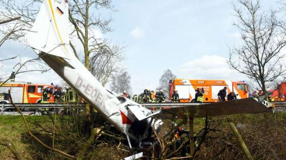 Un mort si trei raniti in Germania, dupa ce un avion a aterizat fortat pe marginea unei autostrazi