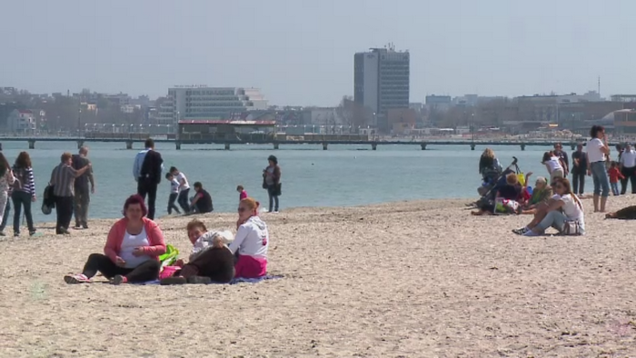 Turistii de pe litoral au iesit la plaja si au facut baie in mare. Faleza din Constanta a fost plina in a doua zi de Paste