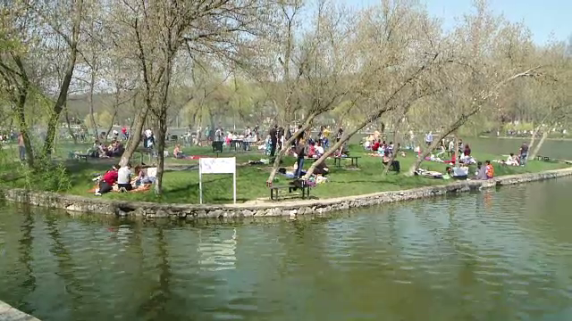 Romanii au luat cu asalt spatiile verzi pentru gratare si plaja. Cum au petrecut in a doua zi de Paste