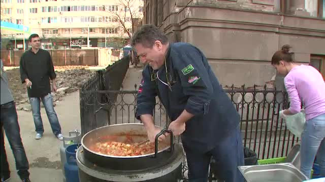 Exemplul emotionant al unui maestru bucatar din Elvetia. Le-a oferit oamenilor strazii o mancare calda in a doua zi de Pasti