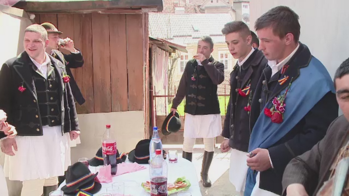 Junii brasoveni au parcurs traditionalul mars pe strazile din oras. Colindatorii spera sa-si gaseasca perechea in aceste zile