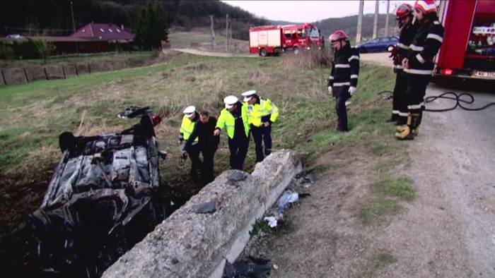 Final ingrozitor pentru doi tineri din Bacau. Au murit carbonizati, dupa ce masina in care se aflau a luat foc
