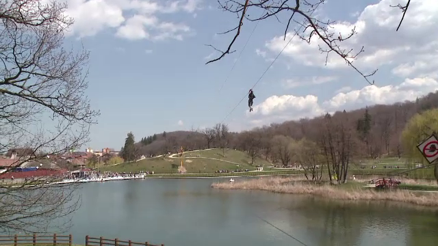 Baie in piscina si catarari in copaci. Romanii au incercat sa dea jos mesele imbelsugate de Paste prin sport