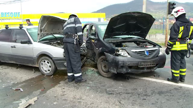 Doi tineri au fost la un pas de o tragedie chiar inainte de nunta. Masina in care se aflau a fost lovita de un sofer neatent