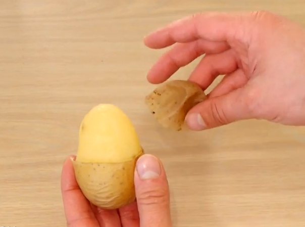 Trucuri pentru bucatarie. Metoda extrem de usoara si rapida prin care se poate curaja de coaja un cartof. VIDEO