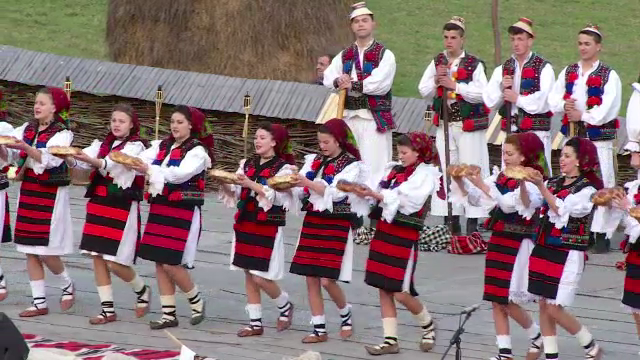 Petrecerile de Paste continua in Maramures. Mii de oameni petrec la muzeul satului din Sighetu Marmatiei