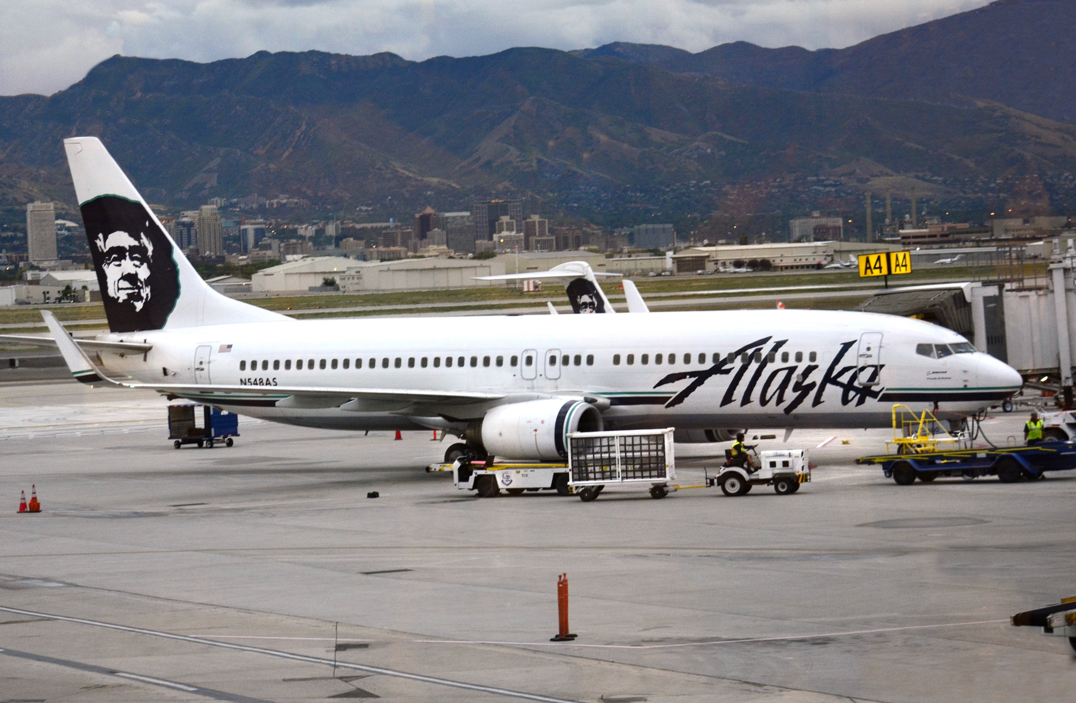 Un avion s-a intors din drum, la Seattle, dupa ce un barbat a inceput sa tipe din cala aeronavei. Cum ajunsese acolo