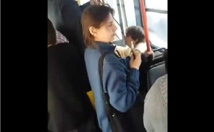 Scandal urias intr-un autobuz RATB. O femeie care fumeaza o tigara electronica este batuta de un pensionar. VIDEO