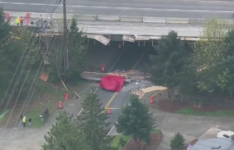 SUA: Doi parinti si bebelusul lor au murit dupa ce o bucata dintr-un pasaj a cazut peste masina in care se aflau