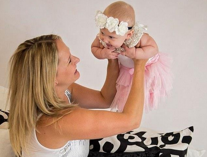 Scrisoarea rautacioasa primita de o mamica, de la prietenii de pe Facebook. Ce i s-a reprosat: "Ne-am saturat"