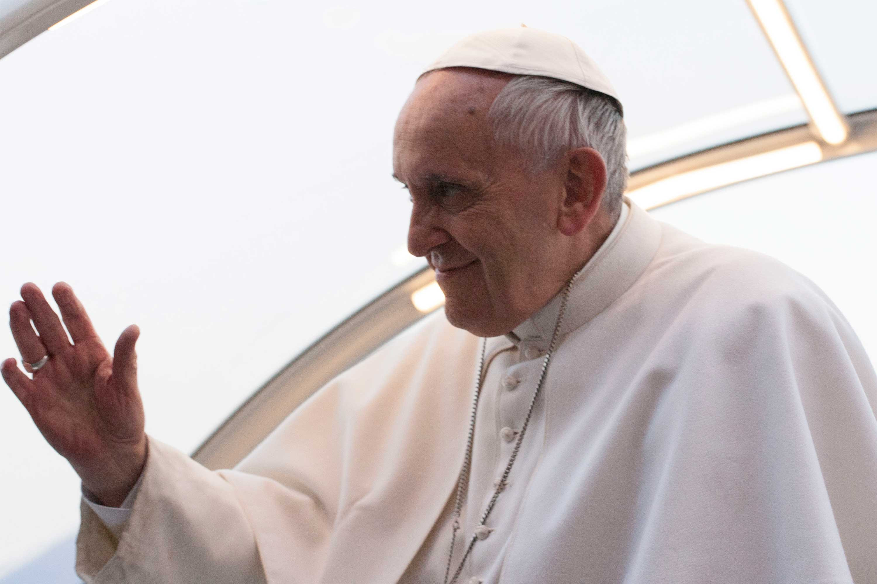 Un iPad care a fost detinut de Papa Francisc a fost vandut pentru o suma impresionanta la o licitatie din Uruguay