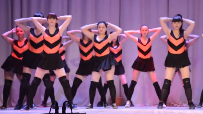 Dansul erotic prestat in fata parintilor de un grup de minore a creat un adevarat scandal in Rusia. Scoala a fost inchisa