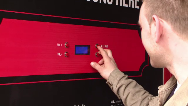 Reactia calatorilor la tonomatele cu MUZICA, instalate in statiile din Iasi: "Incepem sa intram in lumea europeana"