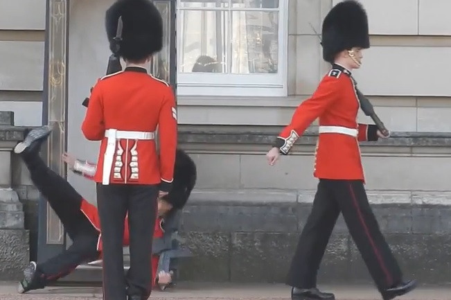 Moment stanjenitor la Palatul Buckingham. Un soldat a cazut spectaculos la schimbarea garzii, in fata a sute de turisti