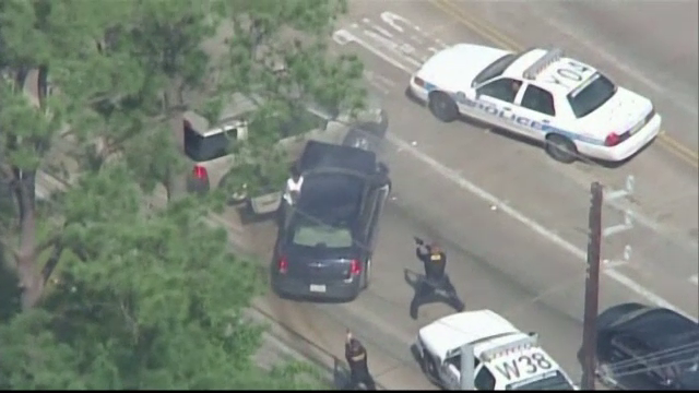 Momentul in care un suspect este impuscat mortal de politistii din Houston, difuzat in direct de un post de televiziune