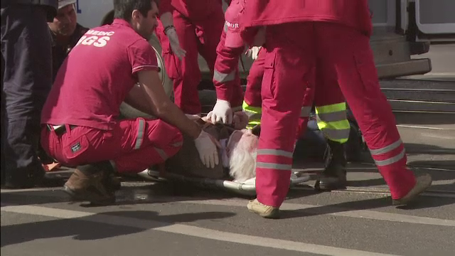 Un batran surdo-mut a fost lovit de o masina, pe trecerea de pietoni. Martorii spun ca semaforul arata verde pentru pietoni