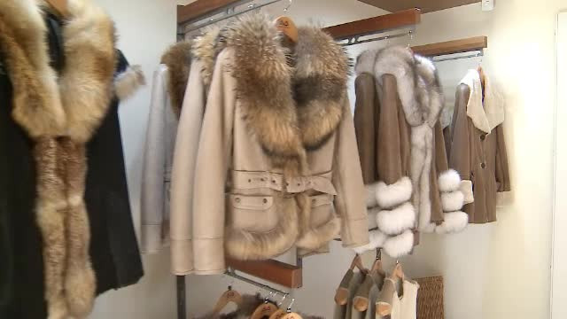 Romanii nu mai pun pret pe cojocul de miel, ciobanii ard milioane de blanuri. "Inainte erau aur, acum aducem de la chinezi"