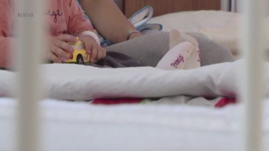 O fetita de doi ani din Bacau, in stare grava la spital pentru a doua oara in ultimele luni. De ce au sesizat medicii politia