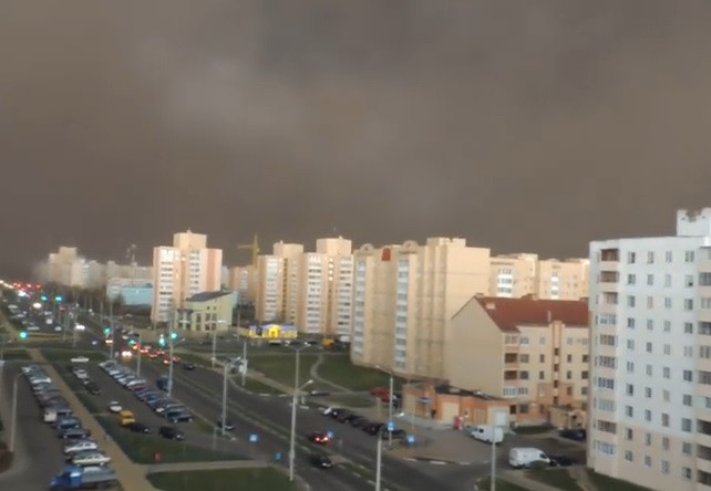 Furtuna care a transformat ziua in noapte. Momentul surprins de un martor, cu telefonul mobil. VIDEO