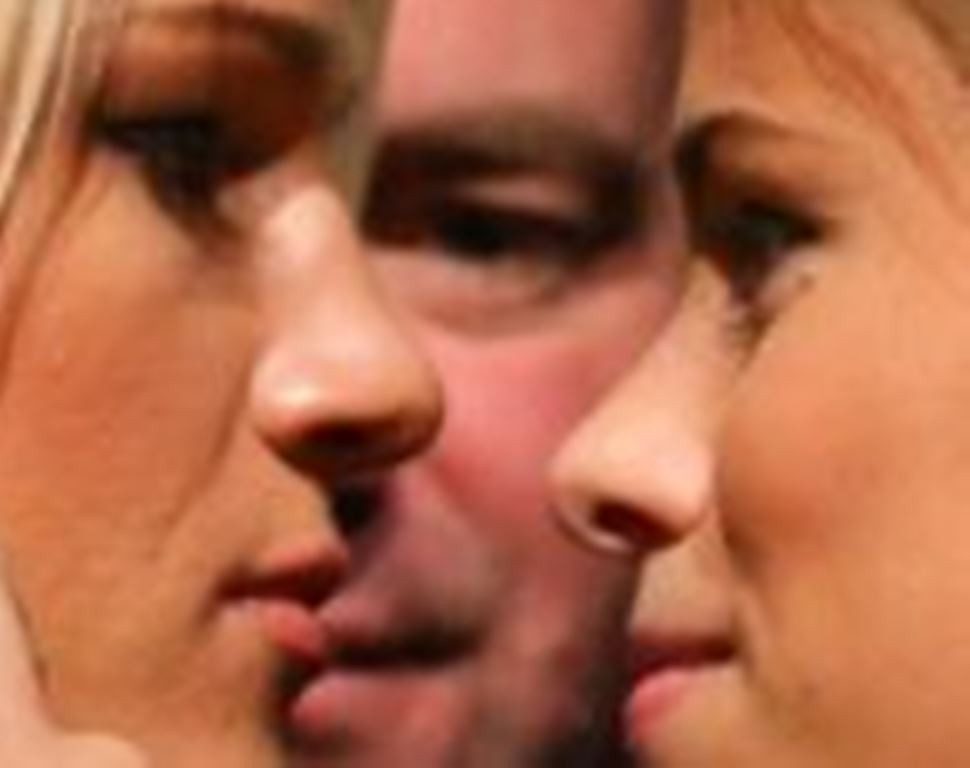 Scene incendiare cu doua blonde sexy! Toata lumea a ramas fara cuvinte cand au vazut ce faceau in public. FOTO INCREDIBIL