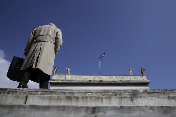 Kathimerini: Bancilor elene din Europa de Sud-Est, inclusiv Romania, li s-a cerut sa-si reduca la zero expunerea pe Grecia