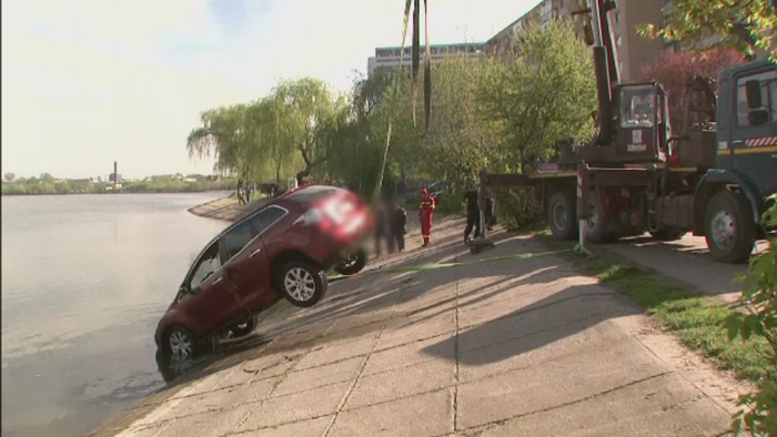 Au vrut sa petreaca o seara romantica, dar au ajuns cu masina in Lacul Plumbuita. Detaliile amuzante ale intamplarii