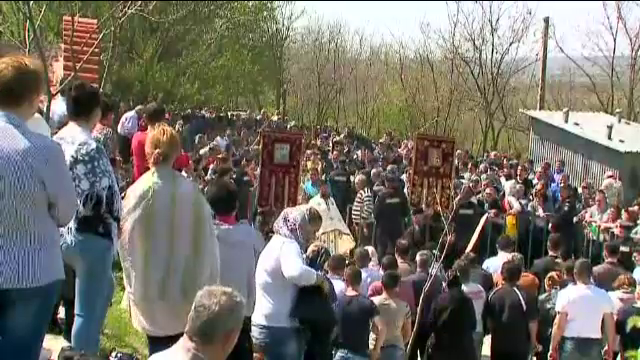 Romanii au sarbatorit Izvorul Tamaduirii. In Dambovita, de teama ca raman fara aghiasma credinciosii s-au injurat si impins