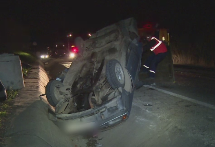 Accident grav pe DN1. Un mort si doi grav raniti dupa ce masina in care se aflau s-a ciocnit cu un TIR incarcat cu lemne