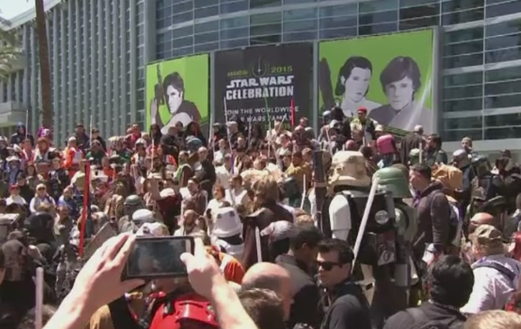 Noul film Star Wars, asteptat cu lacrimi si entuziasm de mii de fani. Costume, arme si vehicule, au fost prezentate in SUA