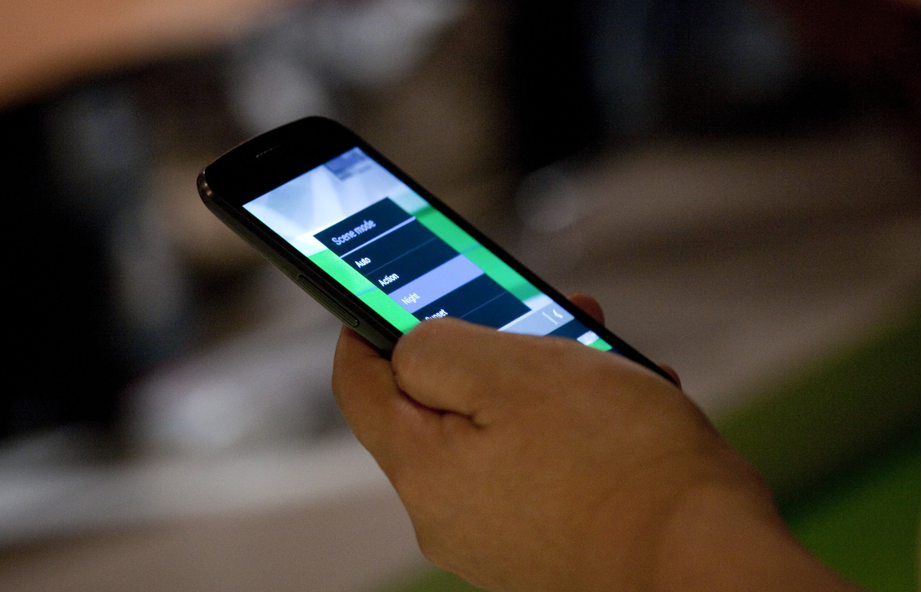 IPhone sau Android? Dilema care i-a facut pe doi prieteni sa se injunghie in timpul unui conflict
