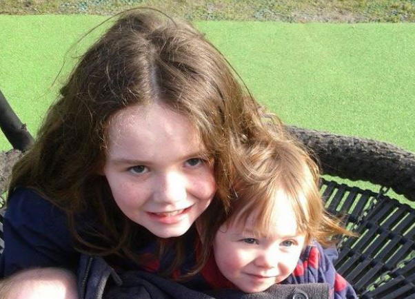 O fetita de 9 ani a ajutat-o pe mama ei sa nasca dupa ce s-a uitat pe ascuns la un serial cu medici. Cum a decurs totul