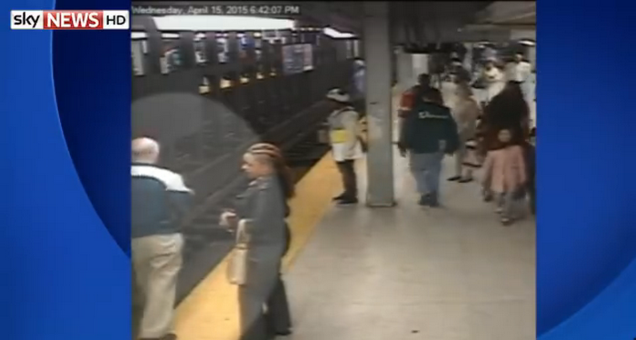 Momentul in care un barbat sare pe sinele de metrou sa salveze un calator care a cazut de pe peron. Totul a fost FILMAT