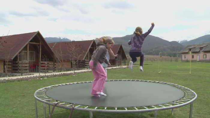 Destinatie pentru vacanta de 1 Mai. Pensiunile de pe Valea Avrigului isi asteapta turistii cu drumetii si lectii de calarie