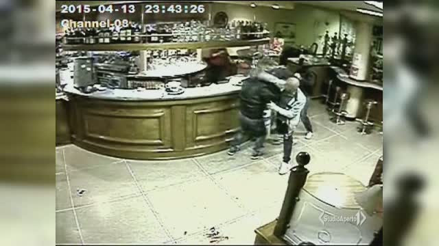 Doi romani au fost arestati in nordul Italiei, dupa ce l-au batut cu salbaticie pe proprietarul unui bar