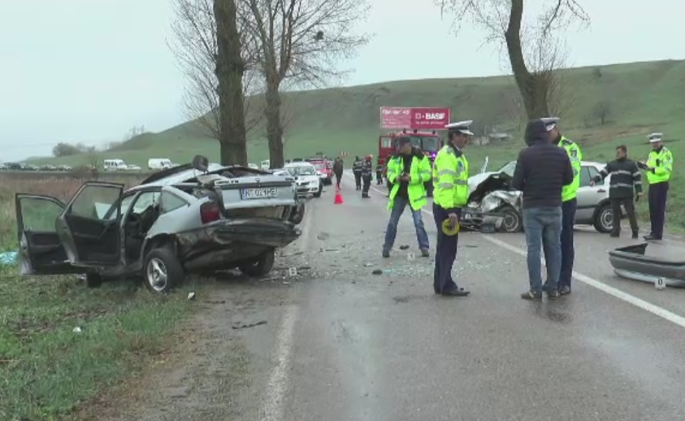Trei barbati au murit si 5 sunt raniti dupa un accident petrecut in Neamt. Doua masini s-au ciocnit frontal
