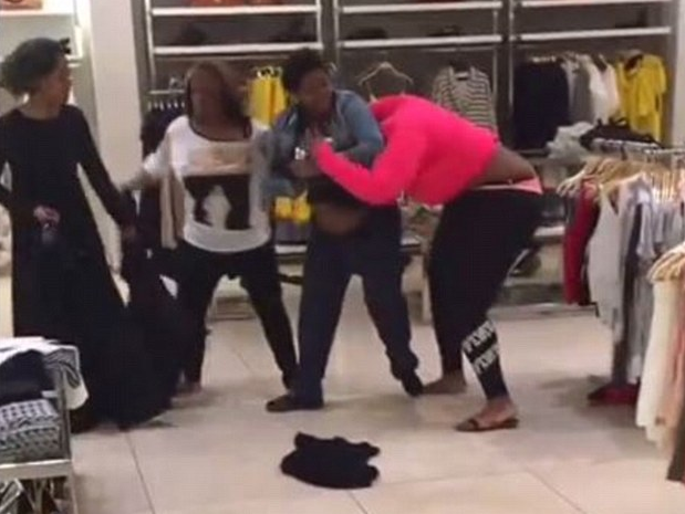 Bataie generala intr-un magazin Zara. Cinci femei s-au lovit si tras de par, iar martorii au filmat momentul. VIDEO