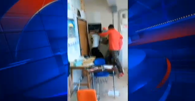 Un profesor din SUA a fost FILMAT cand strangea un elev de gat. De ce a recurs la acest gest